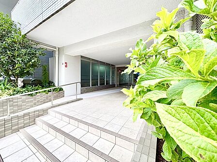 奥行きあるアプローチが設けられているため、出入り時のプライバシー面も配慮されます。