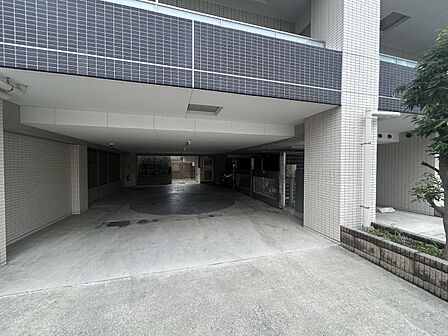 駐車場が設けられています。駐車可能な台数、サイズなど、現地にてご確認ください。