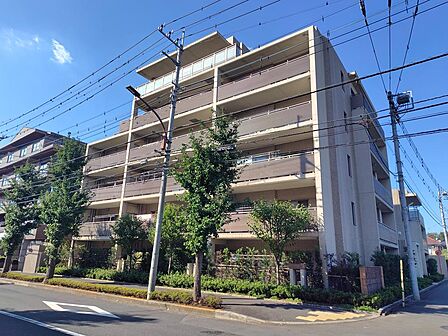 「現地外観写真」JR中央線・総武線「三鷹」駅まで徒歩11分。通勤・通学の電車利用が負担になりにくい距離です。地上6階建てマンションの1階住戸。室内は2017年4月にフルリフォームが実施されています。