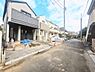 外観：南側が道路に面し、住まいに明るい陽光が注ぎます。見通しが良く、お車の出入庫や歩行の際も安心です。