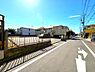 外観：前面道路は幅員6m以上の広さが確保され、車のすれ違いもスムーズ。徒歩や自転車の移動時も安心です。