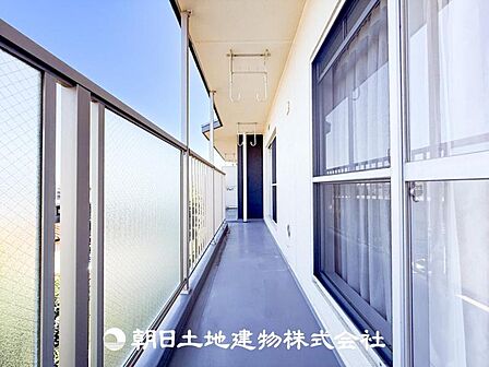 【バルコニー】太陽に愛された家。陽当り・通風に優れた魅力的で快適さを追求した住宅です。