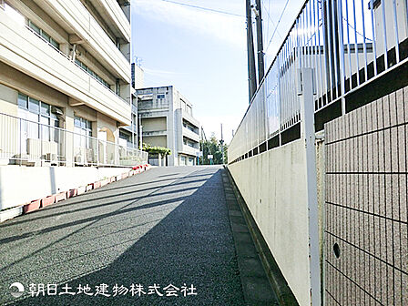 【横浜市立小机小学校】1500ｍ　豊かな自然と歴史に囲まれた環境で、地域と手を取り合い、子どもたちの豊かな心と健やかな体、自立する力を育みます。