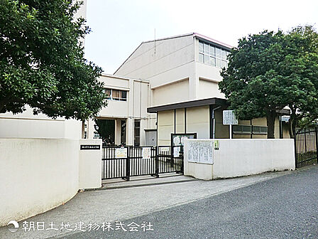 【坂本小学校】800m ゆったりと静かな住宅街にある小学校で、児童の雰囲気が明るくのびのびとした校風が魅力です。地域とのつながりが強く商店街との交流や行事も豊富です。