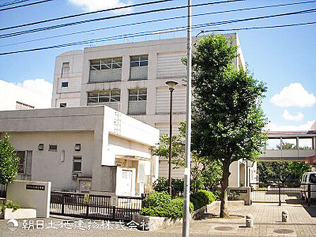 【仏向小学校】2100m 約580名の児童が通う落ち着きと活気を兼ね備えた学校規模で、豊かな学校生活を送れます。地域ぐるみで成長を支える見守り体制も整っています。