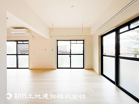 【リビング】大切なご家族、招いた友人と過ごすひと時を溢れる光が優しく包み込む空間。
