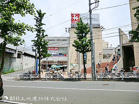 【東急ストア藤が丘店】360m 駅から徒歩1分の立地にあり、生鮮食品の鮮度と品揃えに定評があります。夜22時まで営業しているので通勤帰りにも立ち寄りやすいスーパーです。