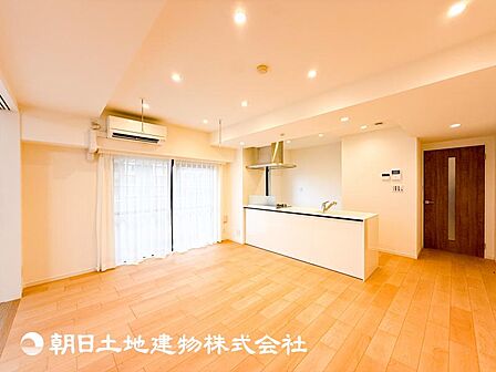 【リビング】大切なご家族、招いた友人と過ごすひと時を溢れる光が優しく包み込む空間。