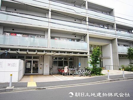 【アスク大倉山保育園】380m 英語やダンス、食育など幅広い教育プログラムがあるバランスの良い保育園です。最大21時まで対応で、共働き世帯にたいへん心強い存在です。