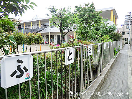 【太尾保育園】400m 野菜の栽培や近隣の太尾公園へのお出かけなど自然に触れる機会をたくさん設けています。のびのびとした環境の中で自分や友達を大切にする気持ちを育む保育です。
