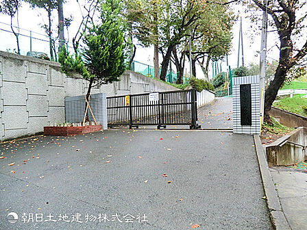 【都田中学校】2650ｍ　豊かな自然＋整備された街並みの中に位置し通学環境も良好。規律と自主性のバランスが取れた校風で、部活動は運動部・文化部ともに盛んで活気があります。