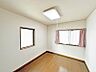 洋室：6.0帖の洋室は2面から光が差し込み、落ち着いた雰囲気の中に心地よい明るさが広がります。※家具・調度品は販売価格に含まれません