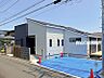 外観：シャープな屋根ラインとスクエアデザインが印象的な外観に、モノトーンの配色が加わり、街並みにモダンな表情を添えています。