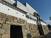 図書館「尼崎市立中央図書館まで2323m」