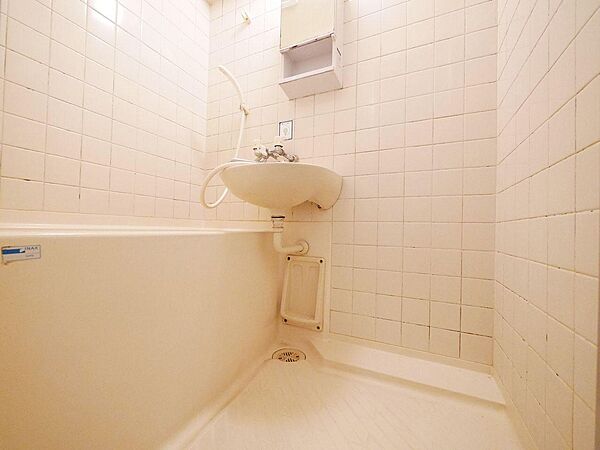 画像6:入浴にもお掃除にも便利なシャワー付き