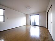 南向きで日当たり良好なリビング