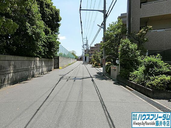 前の道は車通り...