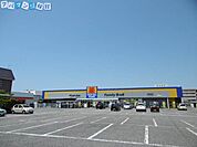 ファミリードラッグ空港通店 833m