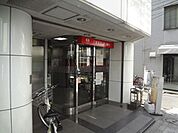 銀行「UFJ銀行まで100m」