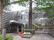 図書館「杉並区立中央図書館まで370m」
