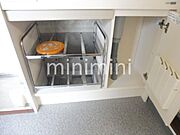 キッチン下部の収納スペース