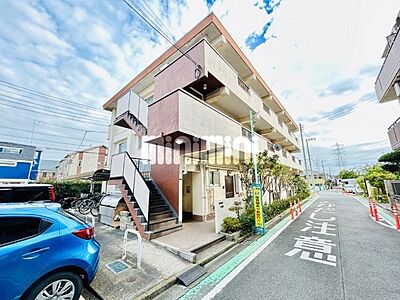 外観：朝日が差し込む3階建てマンション