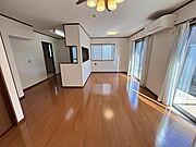 陽光降りそそぐ明るいリビング。壁・天井のクロス貼替、ハウスクリーニング済みです。