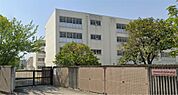 吹田市立片山中学校（895m）