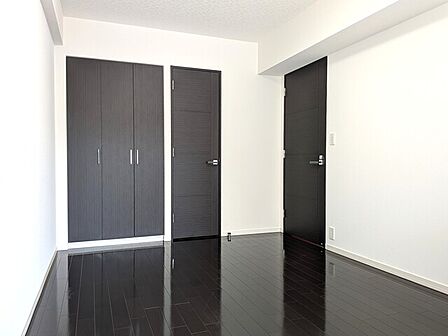 白×黒のシックなお部屋仕様です