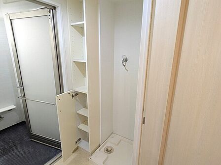 洗濯機スペース横には可動棚収納もございます