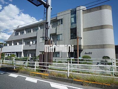 外観：ガッチリとした外観の駅近マンション。