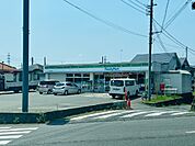 コンビニ「ファミリーマート海田岩蔵街道店まで793m」