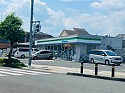 コンビニ「ファミリーマート羽村駅前中央通り店まで592m」