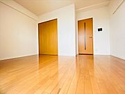 同一建物内の別部屋の内装写真になります。( 1009号室)