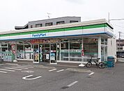 コンビニ「ファミリーマート昭島東文化通り店まで114m」