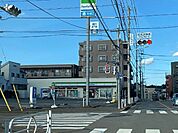 コンビニ「ファミリーマート日野神明店まで427m」