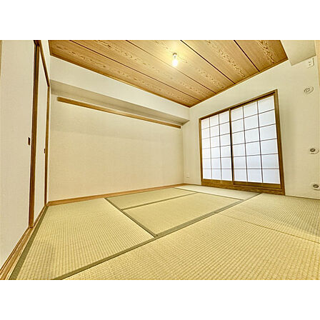 日本特有の部屋「和室」。障子越しに溶け込む太陽の明かりは、心を和ませてくれます。