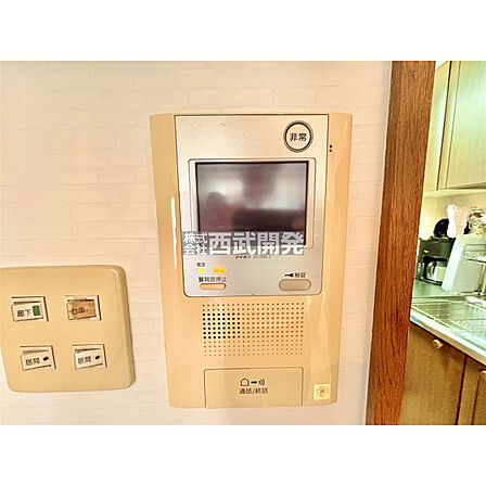安心のオートロック機能付マンション。お部屋のTVモニターで来訪者がチェックできます。