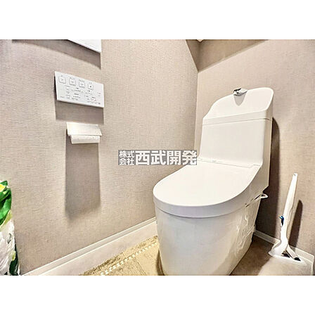 温水洗浄機能付暖房便座トイレです。ホワイトを基調にした、清潔感のある空間です。
