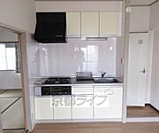 キッチン上には収納と換気扇があります