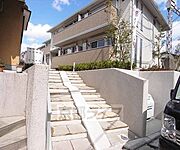 道路より少し高いところに建っています。