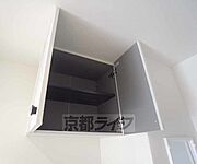 洗濯機置き場の上にあります。