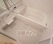 大型バスルームで広々しています。