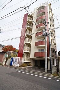 外観：8階建て賃貸マンション。2001年築。南向き。