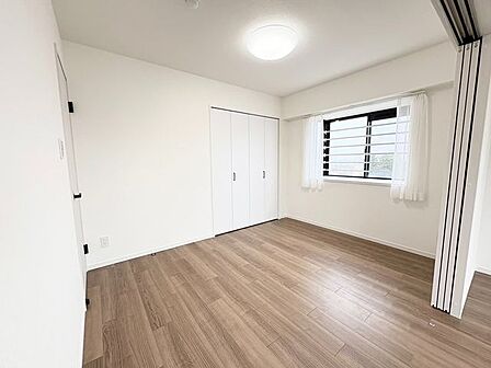 明るく風通しの良い洋室です