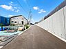 外観：駐車3台以上可能なゆとりある前面道路と敷地※画像は一部CGを含んでいます。