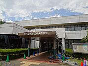 図書館「東久留米市立中央図書館まで690m」