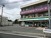 コンビニ「ファミリーマートまで740m」
