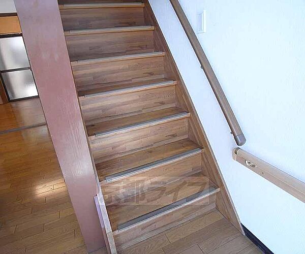 玄関スグに階段がございます。