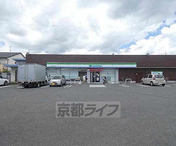 画像6:ファミリーマート伏見向島本丸店まで500m 最寄駅は観月橋。24号線の高架下に構えております。駐車場広いです。